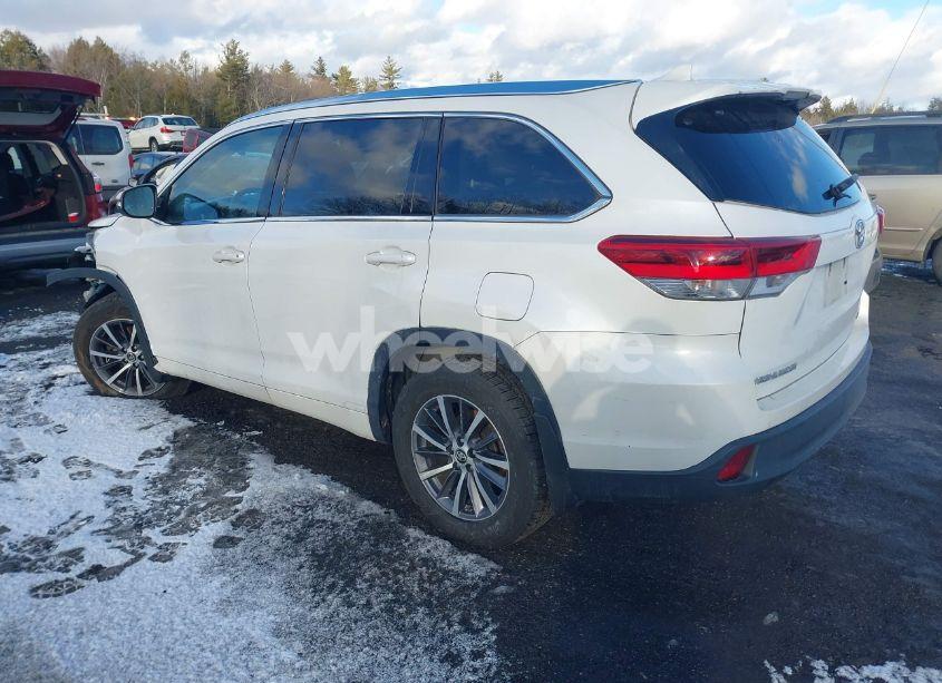Photo 3 of 2017 Toyota Highlander XLE (VIN 5TDJZRFH6HS372754)