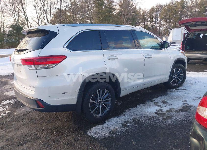 Photo 4 of 2017 Toyota Highlander XLE (VIN 5TDJZRFH6HS372754)