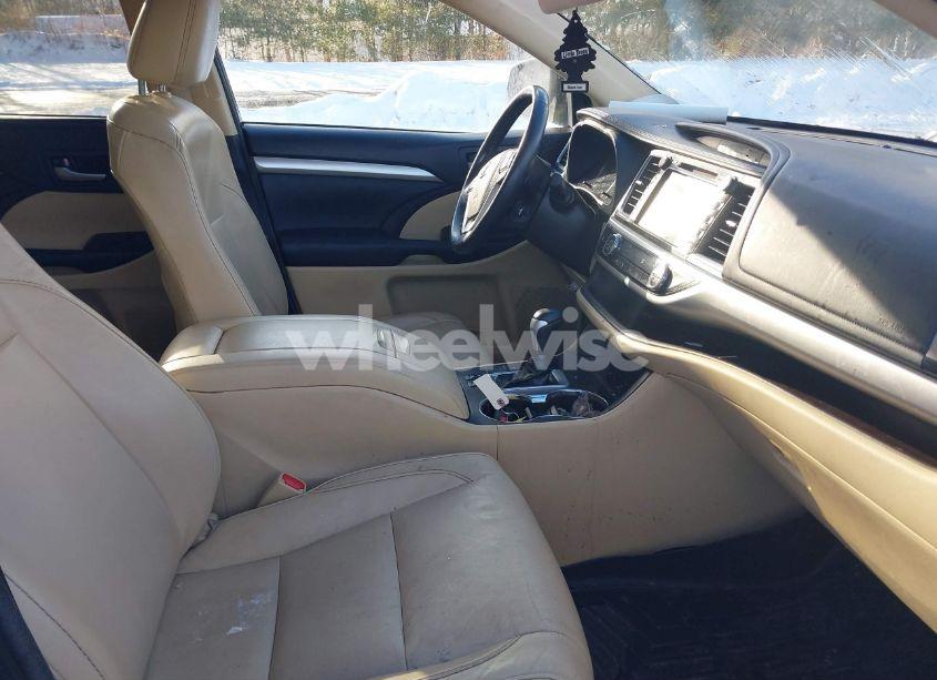 Photo 5 of 2017 Toyota Highlander XLE (VIN 5TDJZRFH6HS372754)