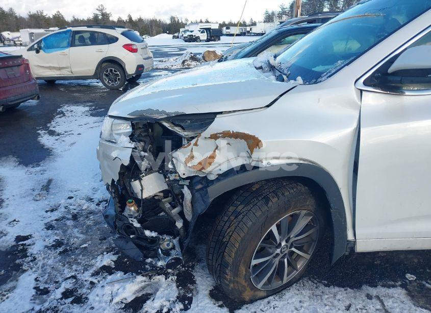 Photo 6 of 2017 Toyota Highlander XLE (VIN 5TDJZRFH6HS372754)