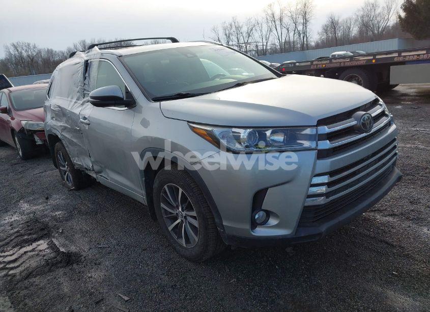 2017 Toyota Highlander XLE (VIN 5TDJZRFH6HS433746) main photo