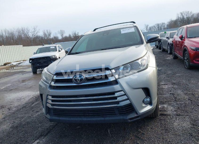Photo 12 of 2017 Toyota Highlander XLE (VIN 5TDJZRFH6HS433746)
