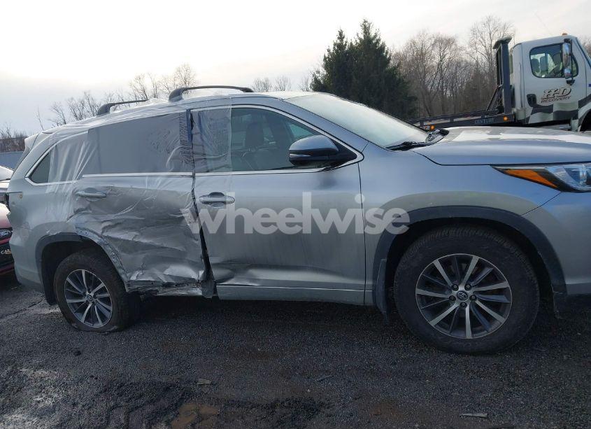 Photo 13 of 2017 Toyota Highlander XLE (VIN 5TDJZRFH6HS433746)
