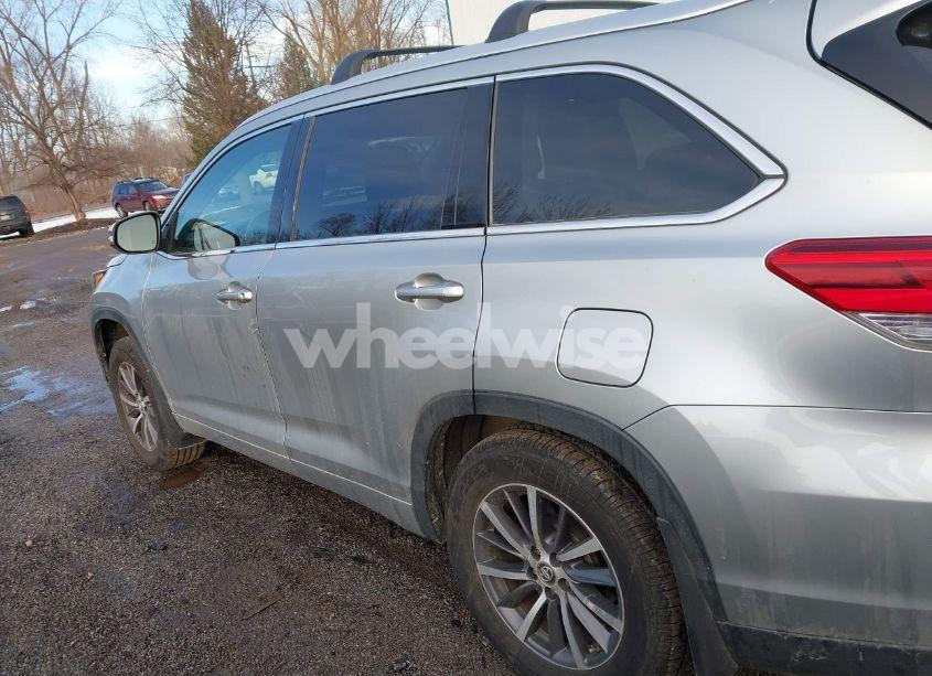 Photo 14 of 2017 Toyota Highlander XLE (VIN 5TDJZRFH6HS433746)