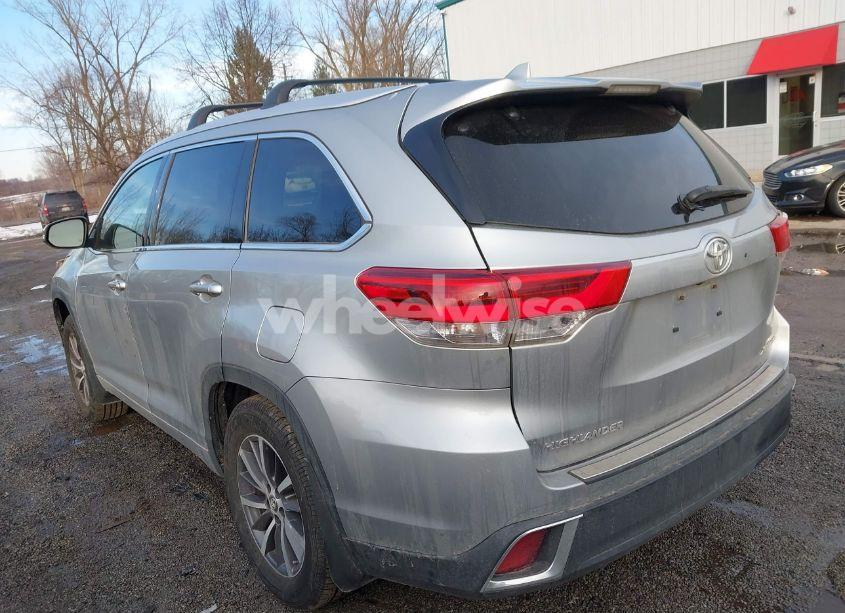 Photo 3 of 2017 Toyota Highlander XLE (VIN 5TDJZRFH6HS433746)