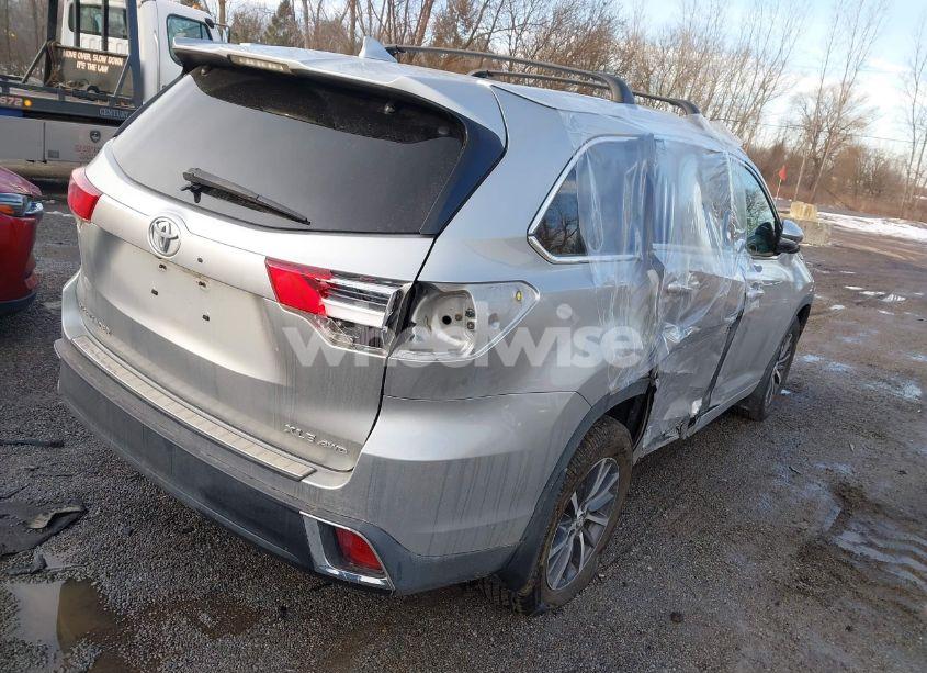 Photo 4 of 2017 Toyota Highlander XLE (VIN 5TDJZRFH6HS433746)