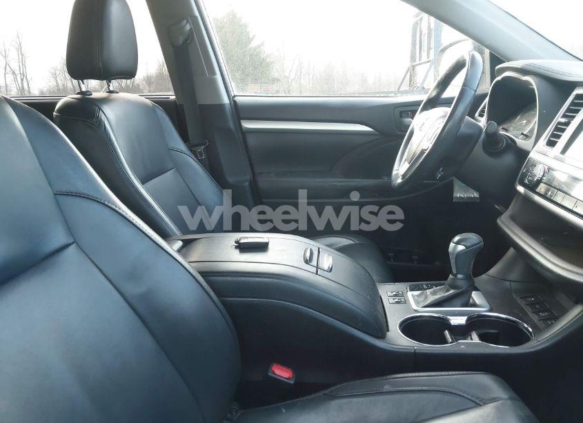 Photo 5 of 2017 Toyota Highlander XLE (VIN 5TDJZRFH6HS433746)