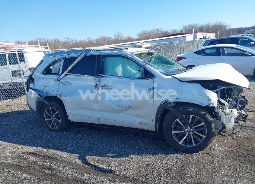 Photo 13 of 2017 Toyota Highlander XLE (VIN 5TDJZRFH6HS510857)