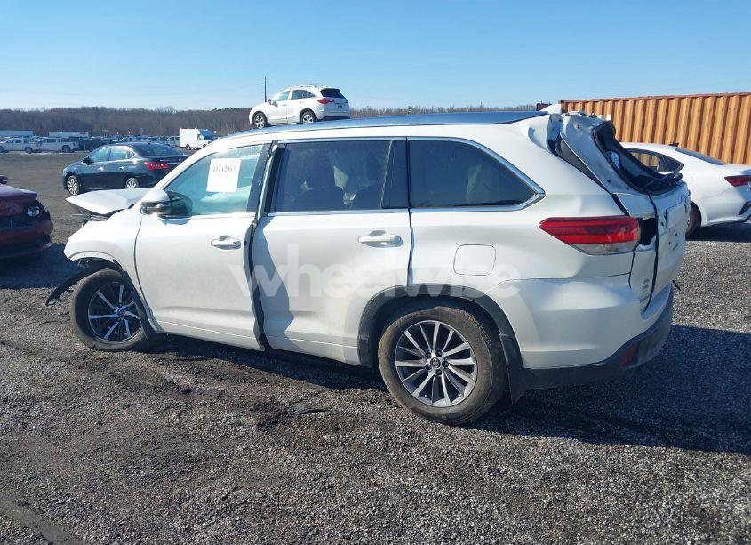 Photo 14 of 2017 Toyota Highlander XLE (VIN 5TDJZRFH6HS510857)