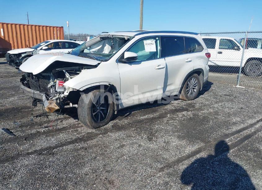 Photo 2 of 2017 Toyota Highlander XLE (VIN 5TDJZRFH6HS510857)