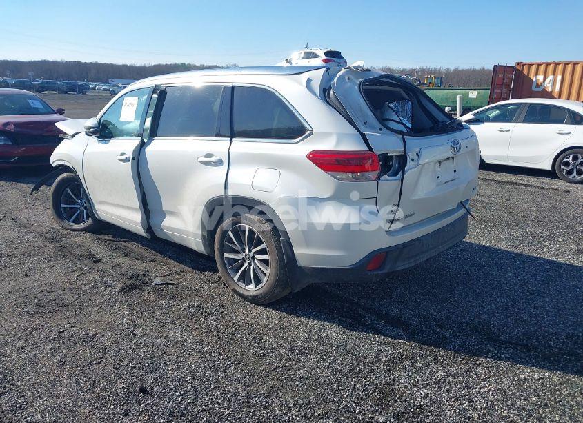 Photo 3 of 2017 Toyota Highlander XLE (VIN 5TDJZRFH6HS510857)