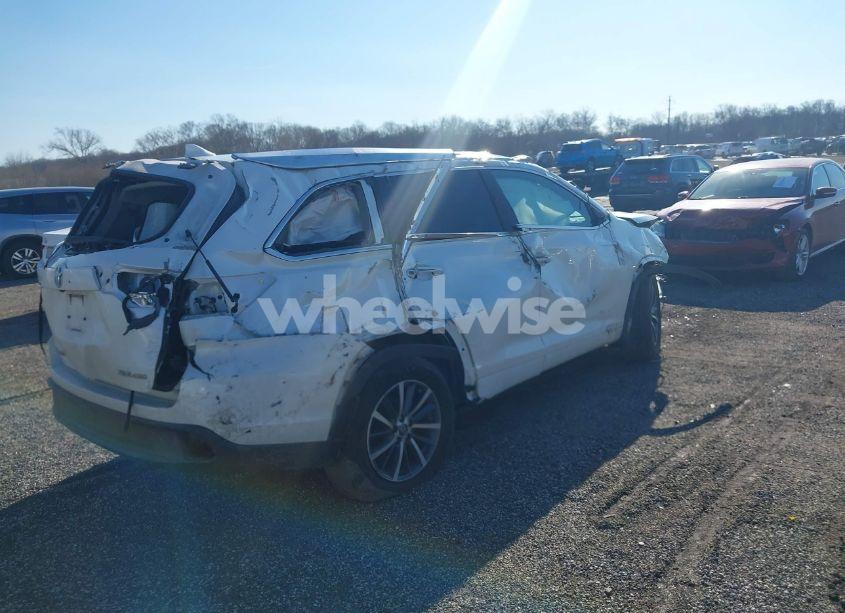 Photo 4 of 2017 Toyota Highlander XLE (VIN 5TDJZRFH6HS510857)