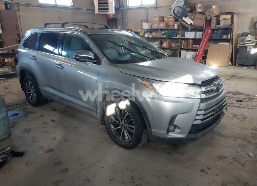 2018 Toyota Highlander XLE (VIN 5TDJZRFH6JS531505) main photo