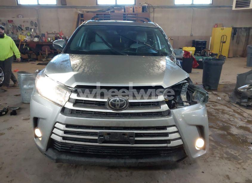 Photo 13 of 2018 Toyota Highlander XLE (VIN 5TDJZRFH6JS531505)