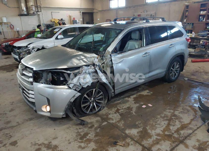 Photo 2 of 2018 Toyota Highlander XLE (VIN 5TDJZRFH6JS531505)