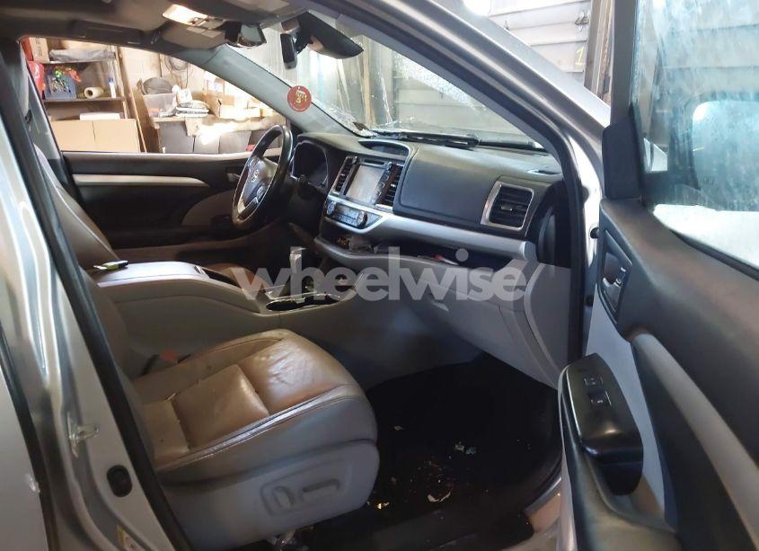 Photo 5 of 2018 Toyota Highlander XLE (VIN 5TDJZRFH6JS531505)