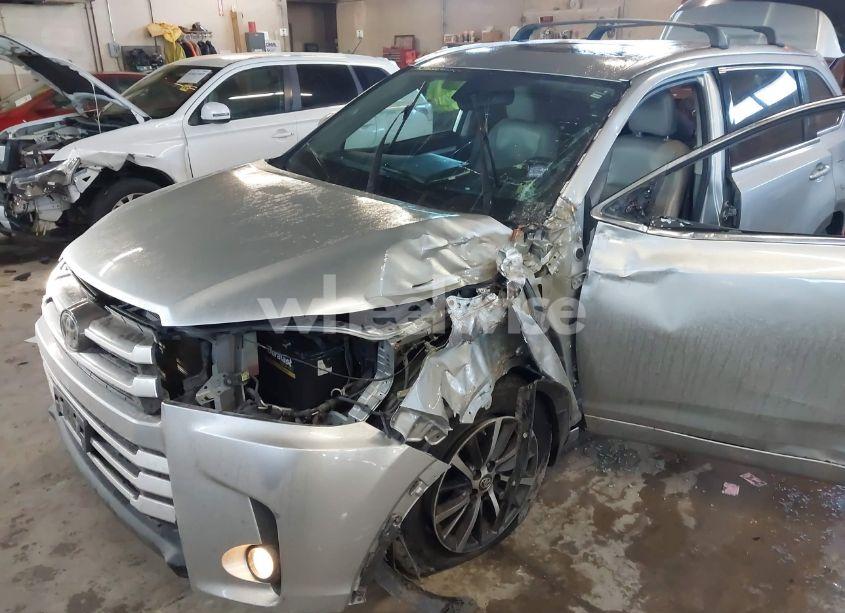 Photo 6 of 2018 Toyota Highlander XLE (VIN 5TDJZRFH6JS531505)