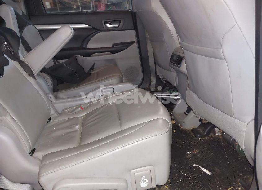 Photo 8 of 2018 Toyota Highlander XLE (VIN 5TDJZRFH6JS531505)