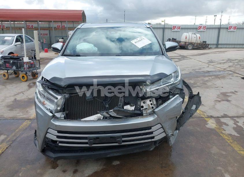 Photo 13 of 2018 Toyota Highlander XLE (VIN 5TDJZRFH6JS549485)