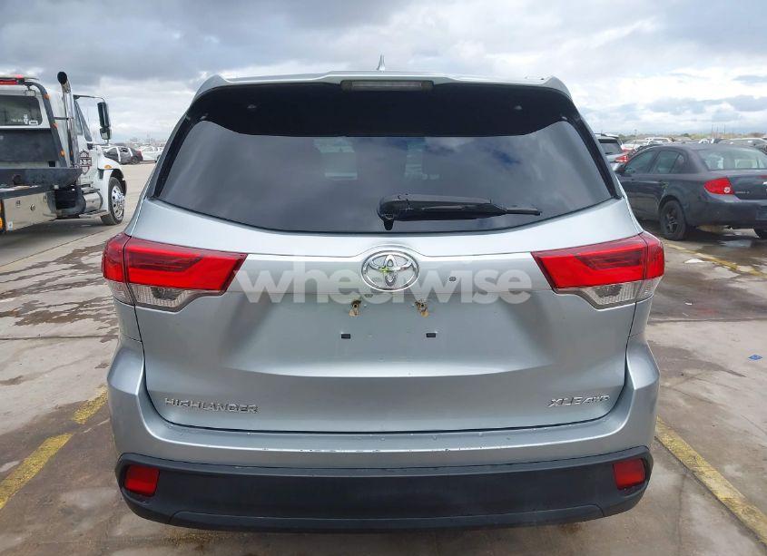 Photo 17 of 2018 Toyota Highlander XLE (VIN 5TDJZRFH6JS549485)
