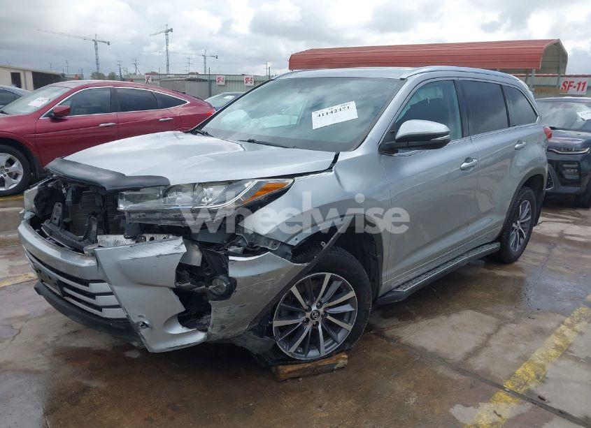 Photo 2 of 2018 Toyota Highlander XLE (VIN 5TDJZRFH6JS549485)