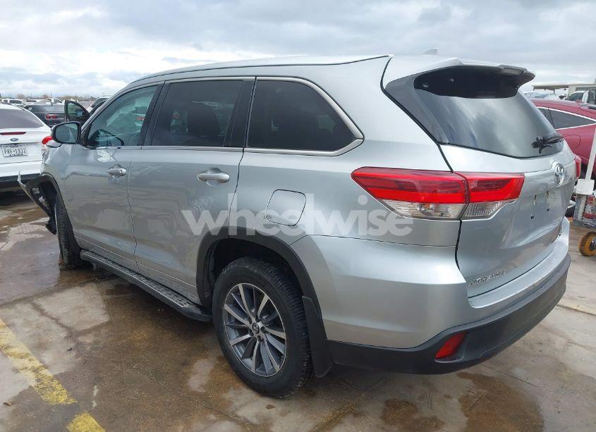 Photo 3 of 2018 Toyota Highlander XLE (VIN 5TDJZRFH6JS549485)