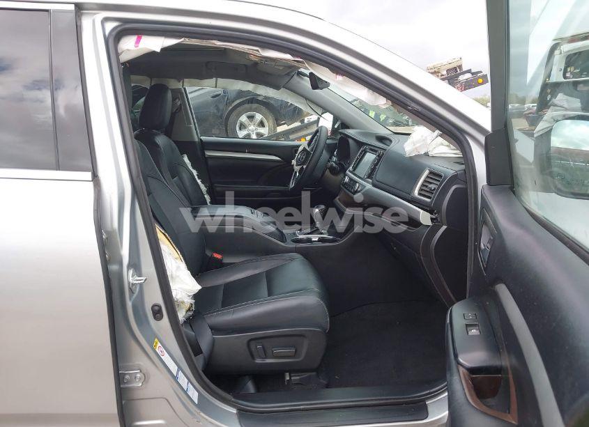 Photo 5 of 2018 Toyota Highlander XLE (VIN 5TDJZRFH6JS549485)