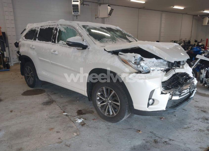 2018 Toyota Highlander XLE (VIN 5TDJZRFH6JS550331) main photo