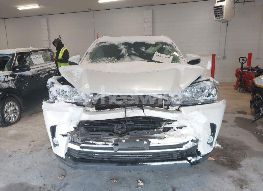 Photo 12 of 2018 Toyota Highlander XLE (VIN 5TDJZRFH6JS550331)