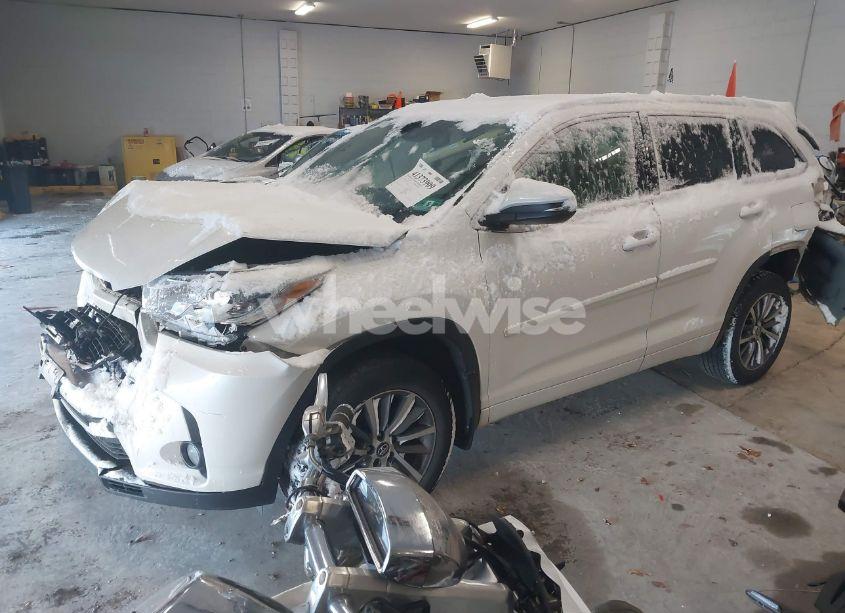 Photo 2 of 2018 Toyota Highlander XLE (VIN 5TDJZRFH6JS550331)