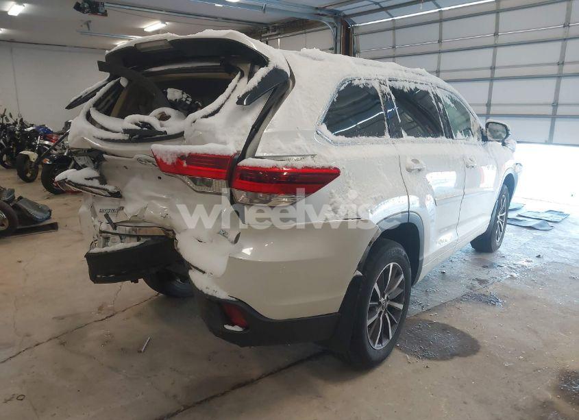 Photo 4 of 2018 Toyota Highlander XLE (VIN 5TDJZRFH6JS550331)
