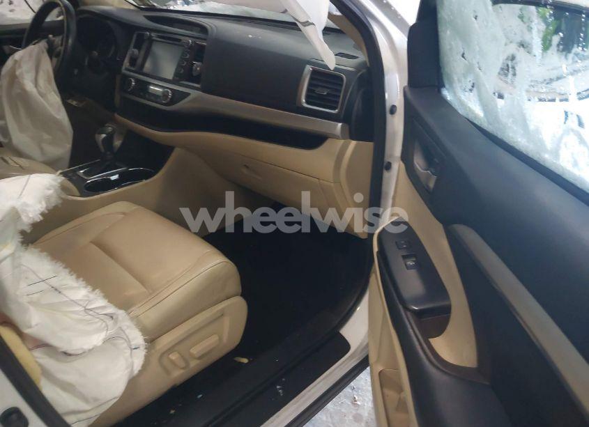 Photo 5 of 2018 Toyota Highlander XLE (VIN 5TDJZRFH6JS550331)