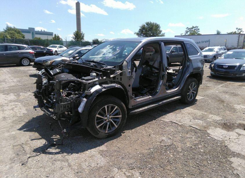 Photo 2 of 2018 Toyota Highlander XLE (VIN 5TDJZRFH6JS551382)