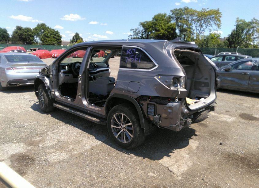 Photo 3 of 2018 Toyota Highlander XLE (VIN 5TDJZRFH6JS551382)