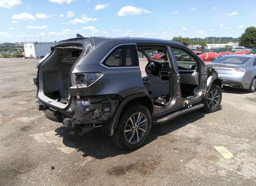 Photo 4 of 2018 Toyota Highlander XLE (VIN 5TDJZRFH6JS551382)