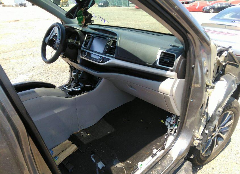 Photo 5 of 2018 Toyota Highlander XLE (VIN 5TDJZRFH6JS551382)