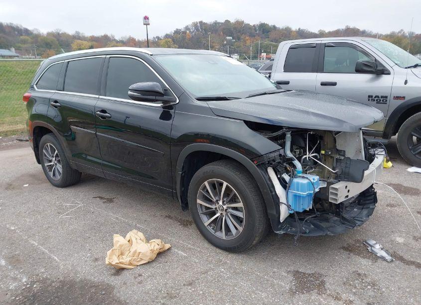 2018 Toyota Highlander XLE (VIN 5TDJZRFH6JS551883) main photo