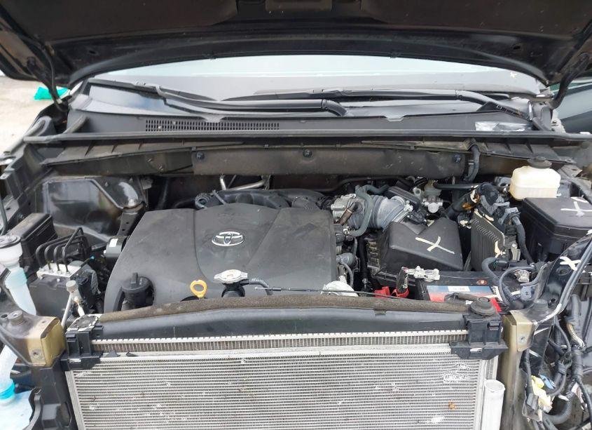 Photo 10 of 2018 Toyota Highlander XLE (VIN 5TDJZRFH6JS551883)