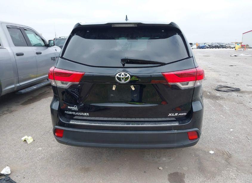 Photo 17 of 2018 Toyota Highlander XLE (VIN 5TDJZRFH6JS551883)