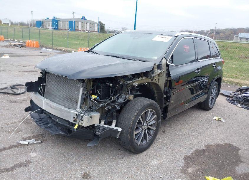 Photo 2 of 2018 Toyota Highlander XLE (VIN 5TDJZRFH6JS551883)