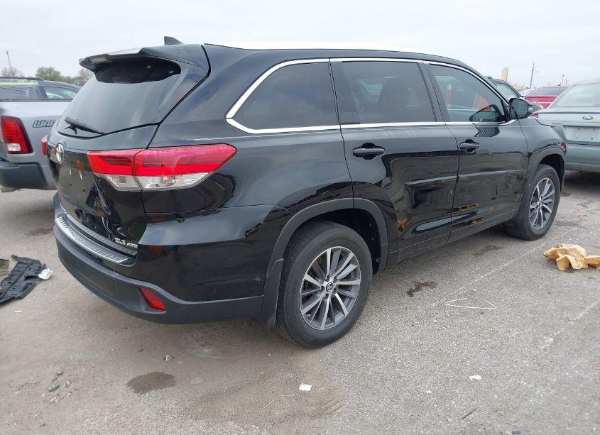 Photo 4 of 2018 Toyota Highlander XLE (VIN 5TDJZRFH6JS551883)