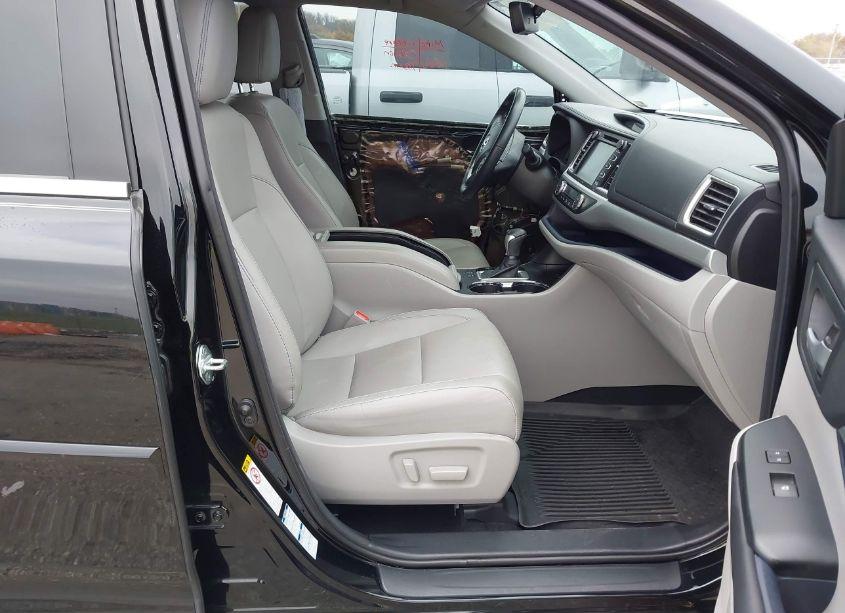 Photo 5 of 2018 Toyota Highlander XLE (VIN 5TDJZRFH6JS551883)