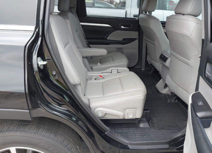 Photo 8 of 2018 Toyota Highlander XLE (VIN 5TDJZRFH6JS551883)