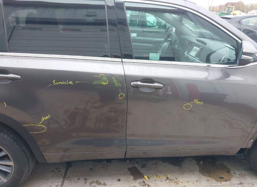 Photo 13 of 2018 Toyota Highlander XLE (VIN 5TDJZRFH6JS552676)