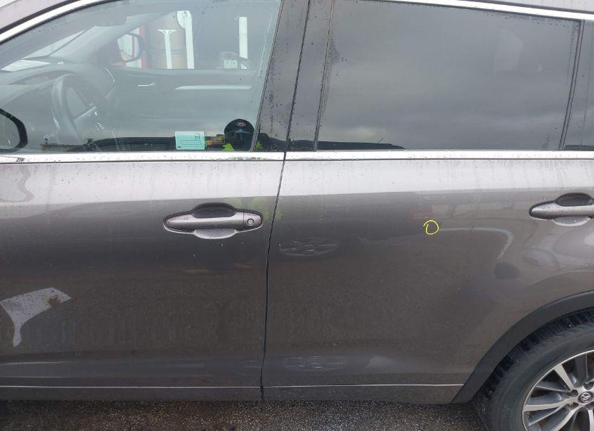 Photo 14 of 2018 Toyota Highlander XLE (VIN 5TDJZRFH6JS552676)