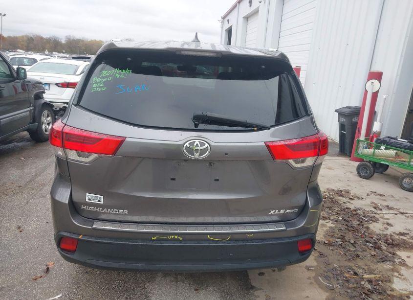 Photo 16 of 2018 Toyota Highlander XLE (VIN 5TDJZRFH6JS552676)