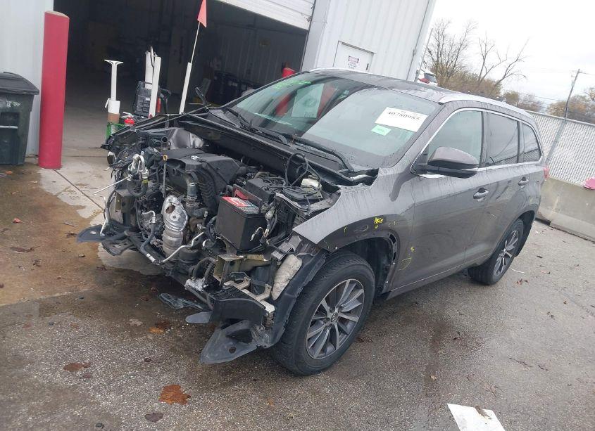 Photo 2 of 2018 Toyota Highlander XLE (VIN 5TDJZRFH6JS552676)