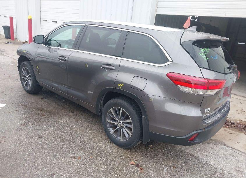 Photo 3 of 2018 Toyota Highlander XLE (VIN 5TDJZRFH6JS552676)