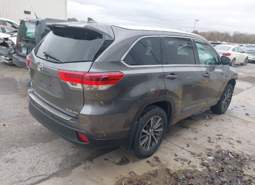 Photo 4 of 2018 Toyota Highlander XLE (VIN 5TDJZRFH6JS552676)