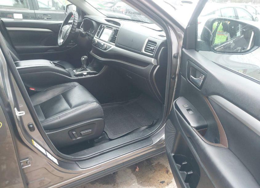 Photo 5 of 2018 Toyota Highlander XLE (VIN 5TDJZRFH6JS552676)